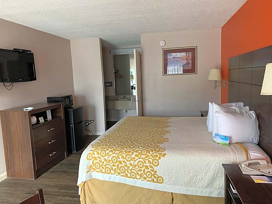 Days Inn by Wyndham Clinton