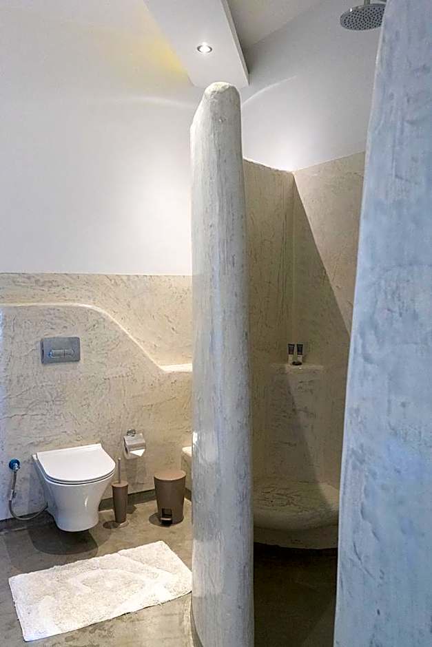 Demilmar Luxury Suites – Perissa, UT