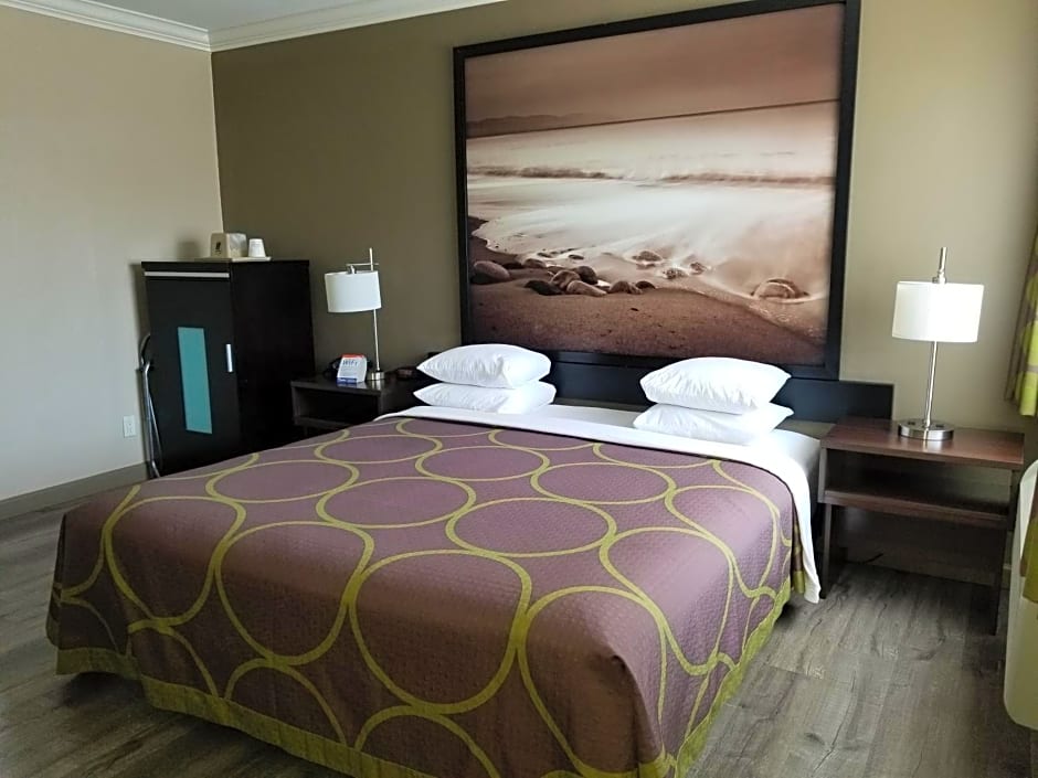 Super 8 by Wyndham Los Angeles-Culver City Area