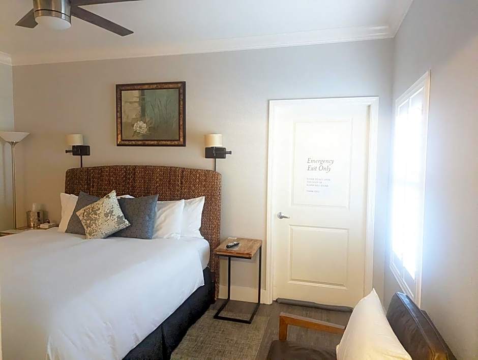 Photo 1 of 7 of Deluxe 1 King Bed
