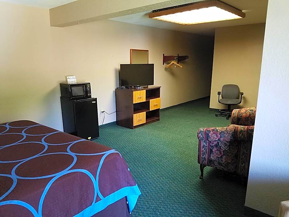 Super 8 by Wyndham Bentonville