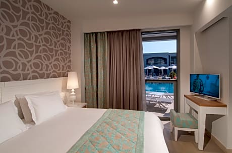 JUNIOR SUITE SHARING POOL