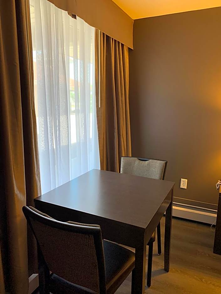 Econo Lodge And Suites