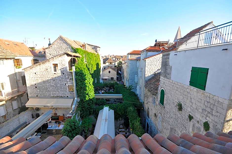 Palace Central Square