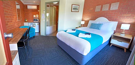 Deluxe Queen Room with Bath