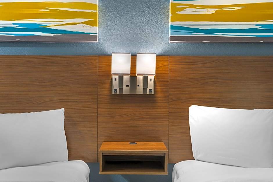 HomeTowne Studios by Red Roof Greenville