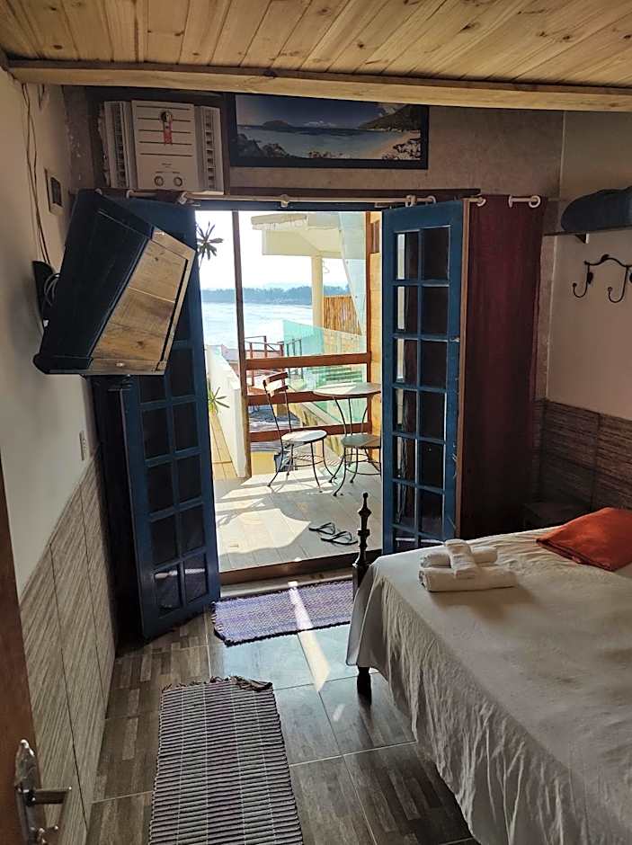 Pousada Marambaia Café - Praiana, econômica, Com café da manhã, piscina e hidromassagem ao ar livre - Frente para o mar