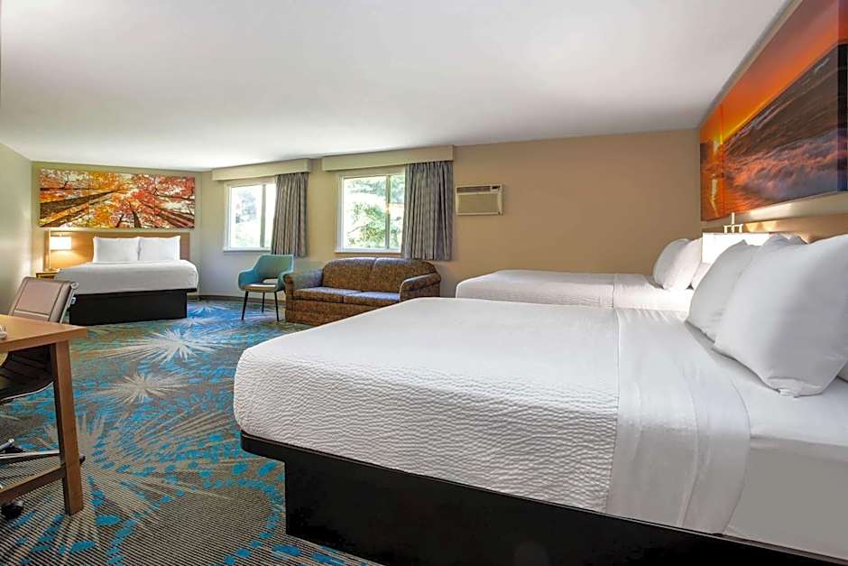 Days Inn by Wyndham Marquette