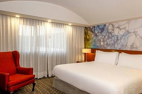 2 Bedroom Suite, Bedroom 1: 1 King, Bedroom 2: 1 Double