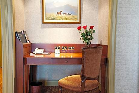 Grand Suite, Smoking, 1 King Bed