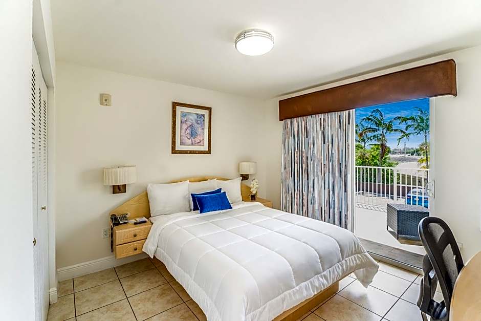 Photo 1 of 10 of 1 Queen Bed, Balcony