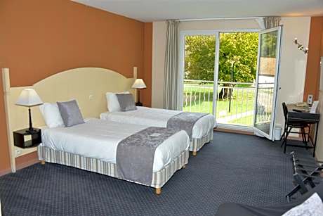 Twin Room with Sofa Bed - Non-Smoking