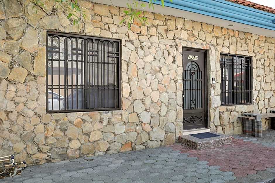 ANTIQUE Guest House Fundidora