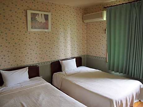 Family Room with Shared Bathroom - Non Smoking