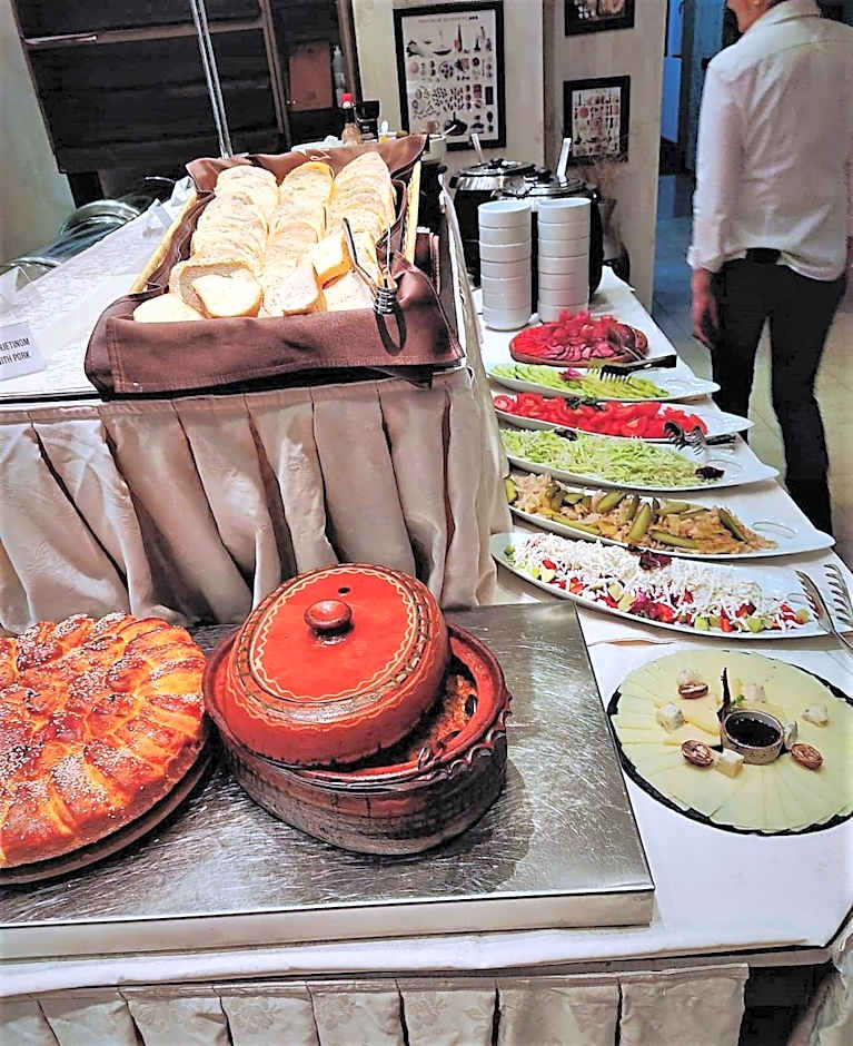 Milmari - Breakfast and pool