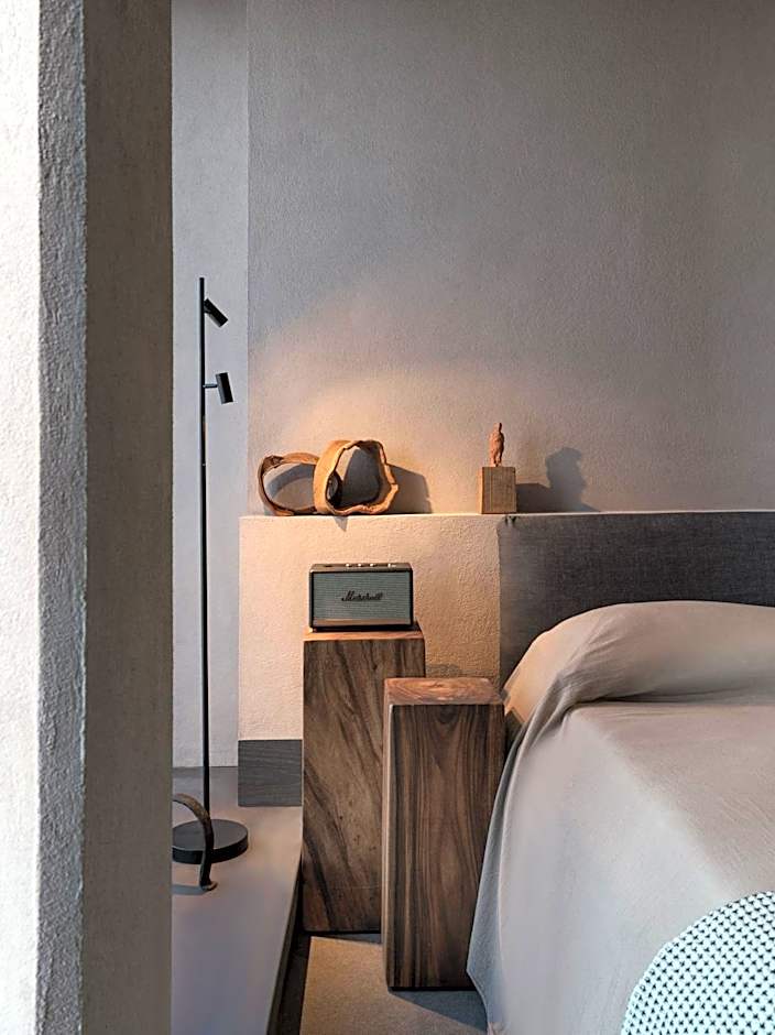 Monastik Living in Athina