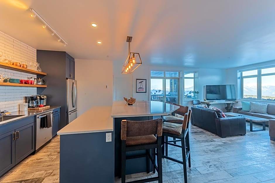 Fully Renovated Ski-in/out Loft with Private Hot Tub!