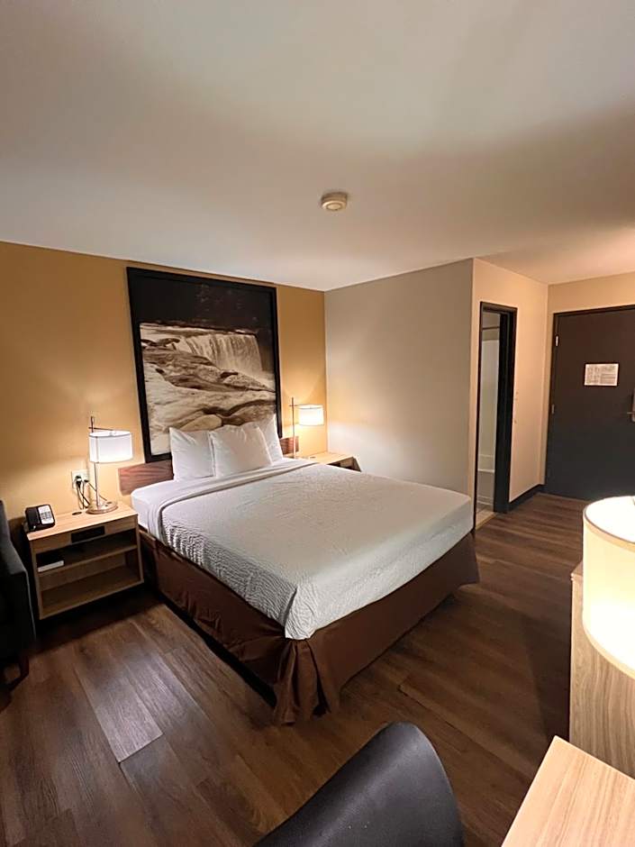 Super 8 by Wyndham Radcliff Ft. Knox Area