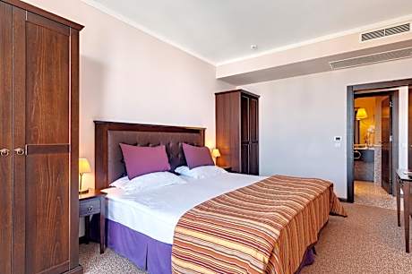 One-Bedroom Apartment (2 Adults + 2 Children)