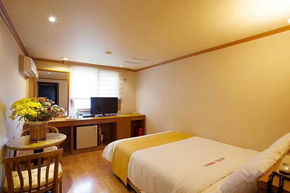 Photo 1 of 4 of Single Room