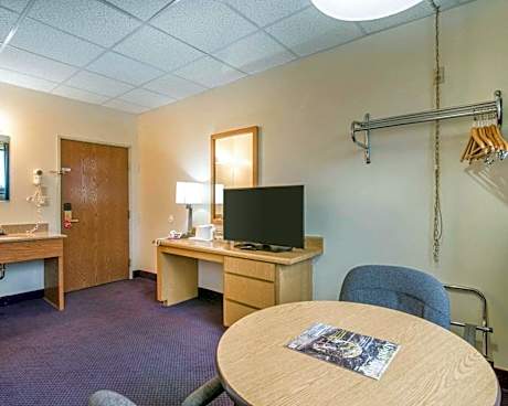 Queen Room - Disability Access - Non-Smoking