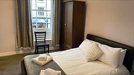 Family Room (2 Adults + 2 Children)