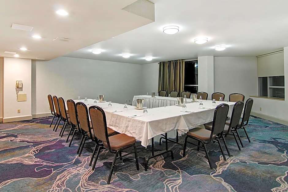 Holiday Inn Oakville Centre By IHG