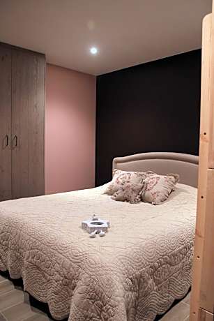 King Room with Roll-In Shower - Disability Access