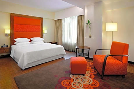 Corner Room, Larger Guest room, 1 King, Corner room - 20% Discount on Food & Beverages