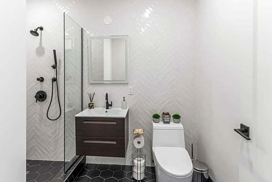 Luxe Studio w Juliet Balcony in Upper East