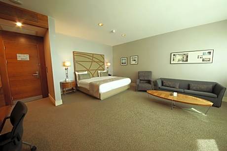 Corner Deluxe Double Room with Partial Sea View