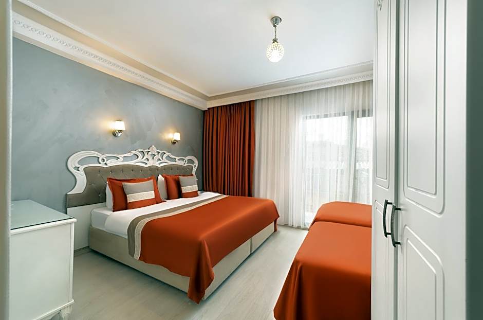 DELUXE NEWPORT HOTEL