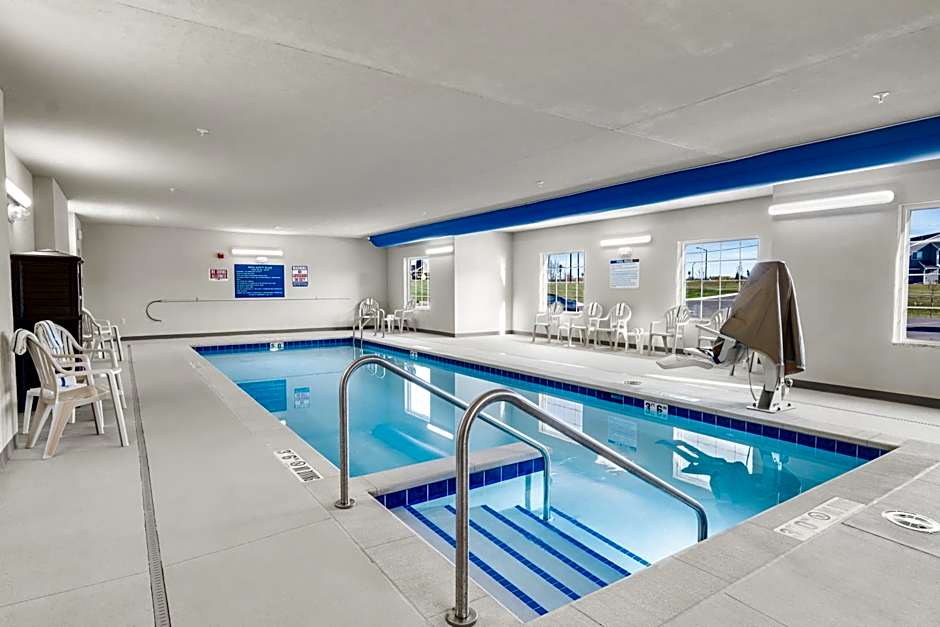 Cobblestone Hotel & Suites Denmark - Green Bay