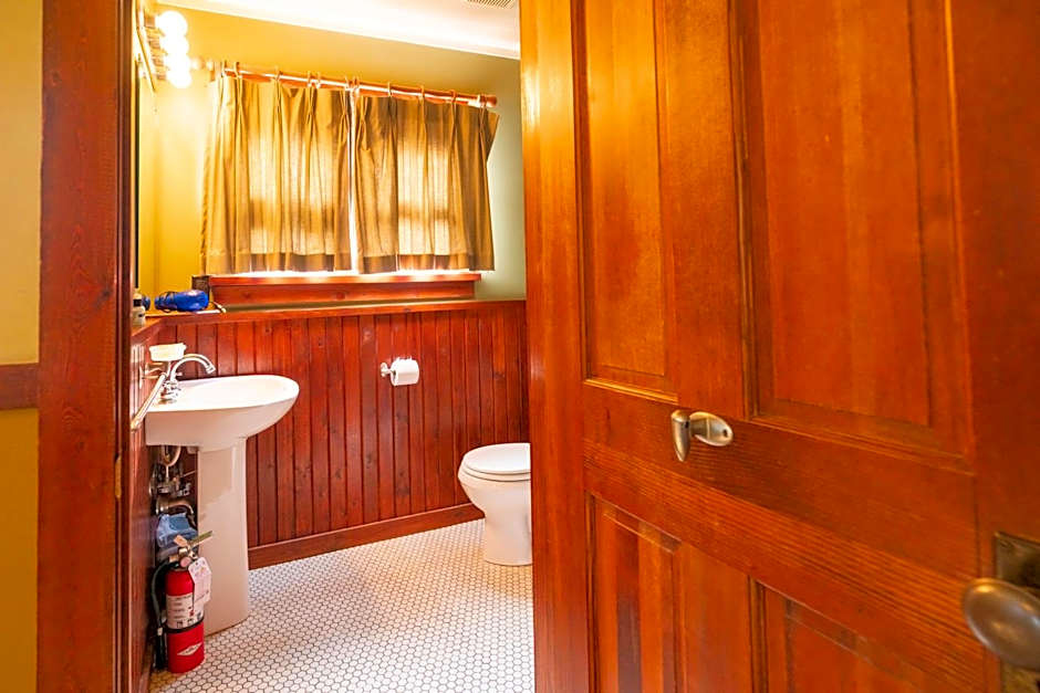 Johnston Canyon Lodge & Bungalows