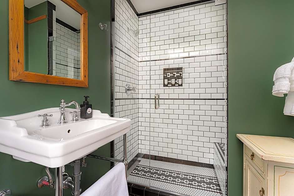 The NuWray Hotel & Carriage House