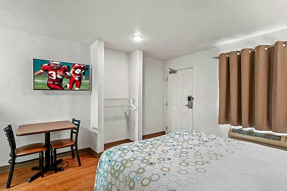 HomeTowne Studios Detroit - Livonia