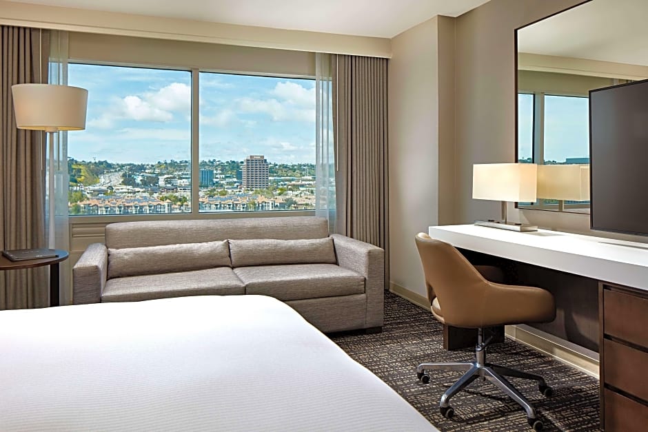 Photo 1 of 2 of 1 King Bed with Sofabed, High Floor