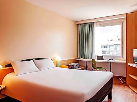 Room for one or two persons equipped with the new bedding