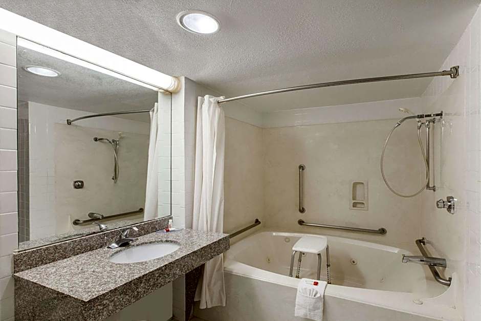 Days Inn & Suites by Wyndham Webster NASA-ClearLake-Houston