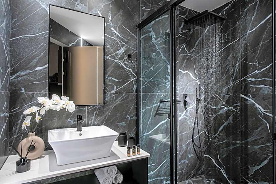 Everest Apartments and Suites