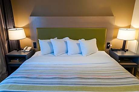 One-Bedroom King Suite with Whirlpool - Non-Smoking