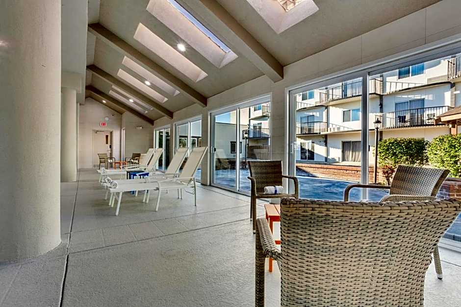 Orangewood Inn & Suites Kansas City Airport