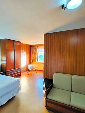 Deluxe Queen Suite