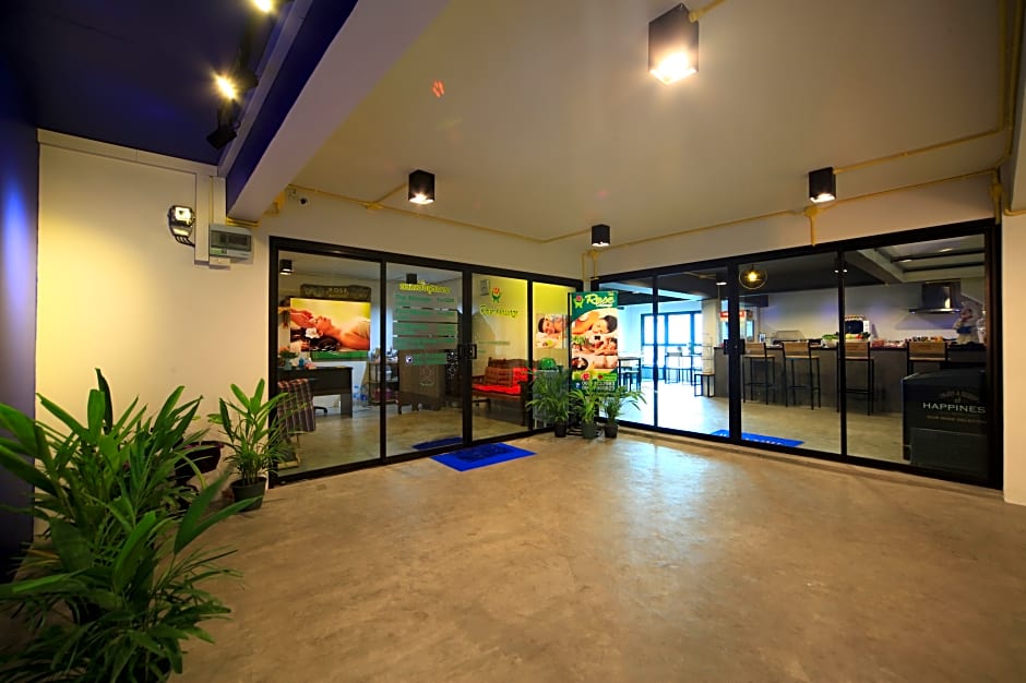 Tuk Tuk Hostel by ZUZU