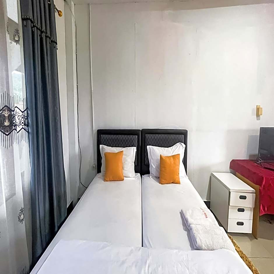 RedDoorz near Salib Kasih Tarutung