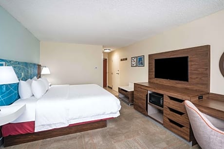 1 KING BED 1 BEDROOM SUITE WITH KITCHEN, HDTV/FREE WI-FI/LIVING ROOM/FRIDGE/MICROWAVE, HOT BREAKFAST INCLUDED/ WALK IN SHOWER