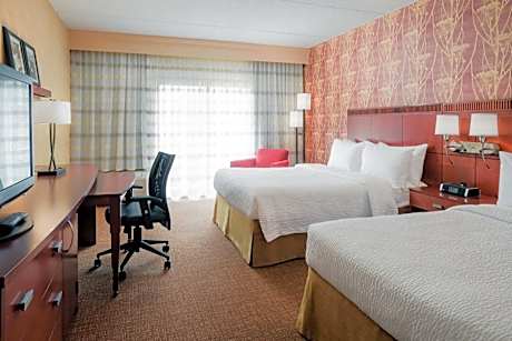 Queen Room with Two Queen Beds - Hearing Accessible