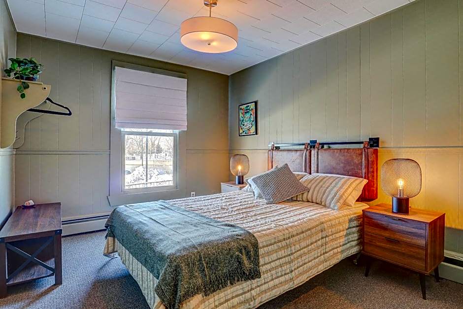 Photo 1 of 5 of Deluxe 1 Queen Bed