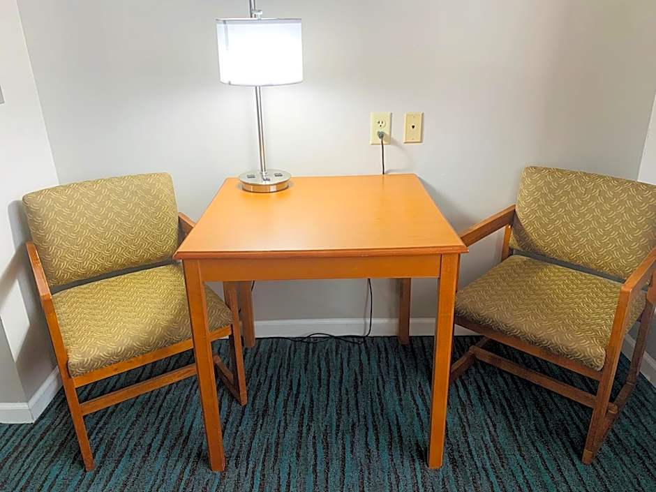 BridgePointe Inn & Suites by BPhotels, Lincoln I-80 & 27th St