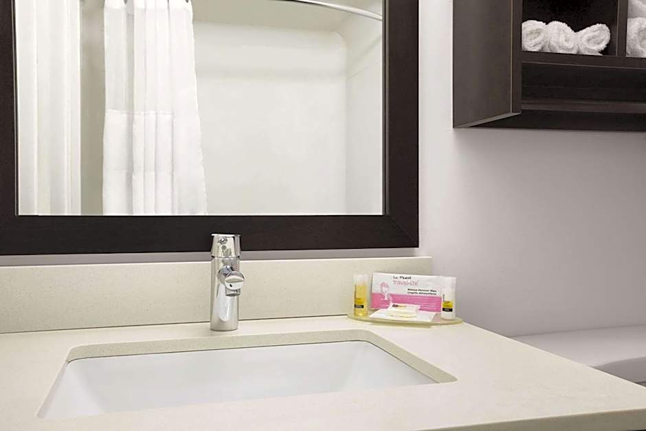 Days Inn & Suites by Wyndham North Bay Downtown